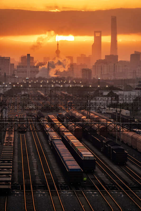 夕阳下的上海城市铁路图片