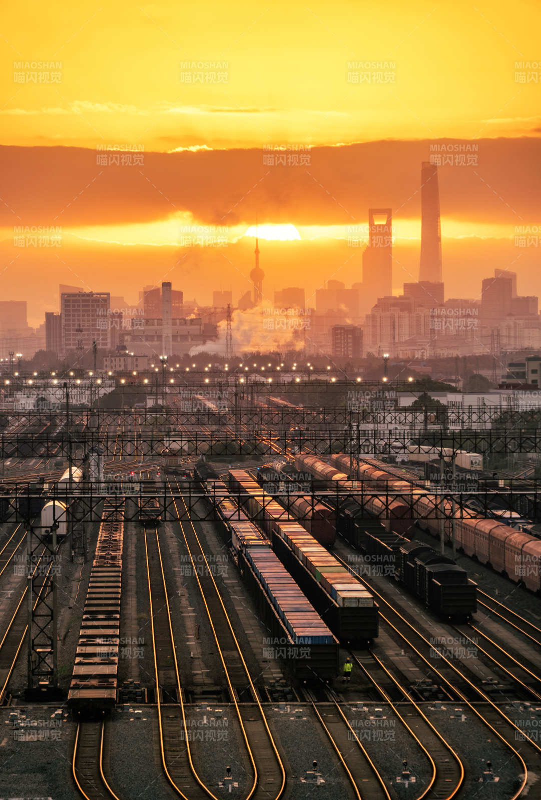 夕阳下的上海城市铁轨图片