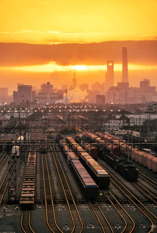 夕阳下的上海城市铁轨图片