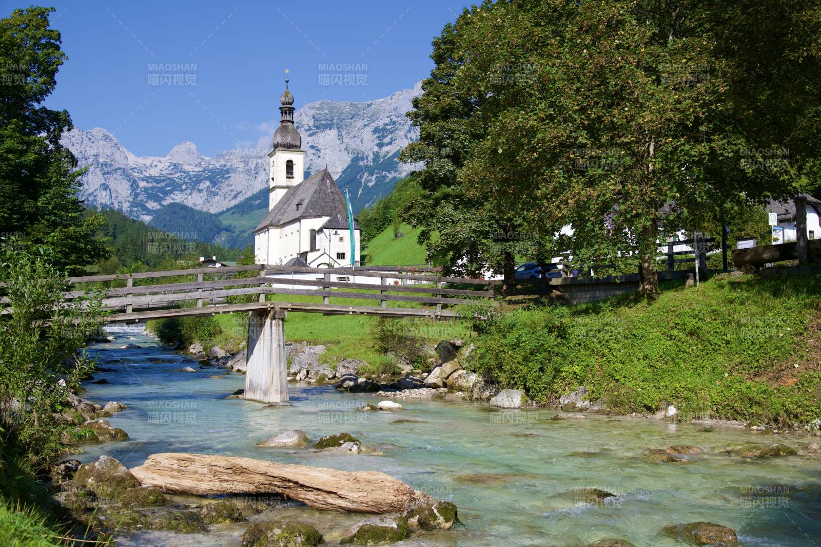 山间溪流蓝天与教堂图片