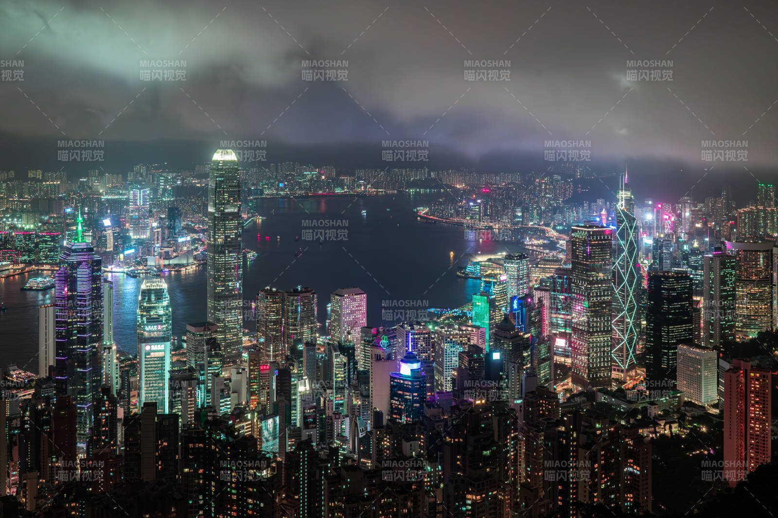香港夜幕下的璀璨都市图片