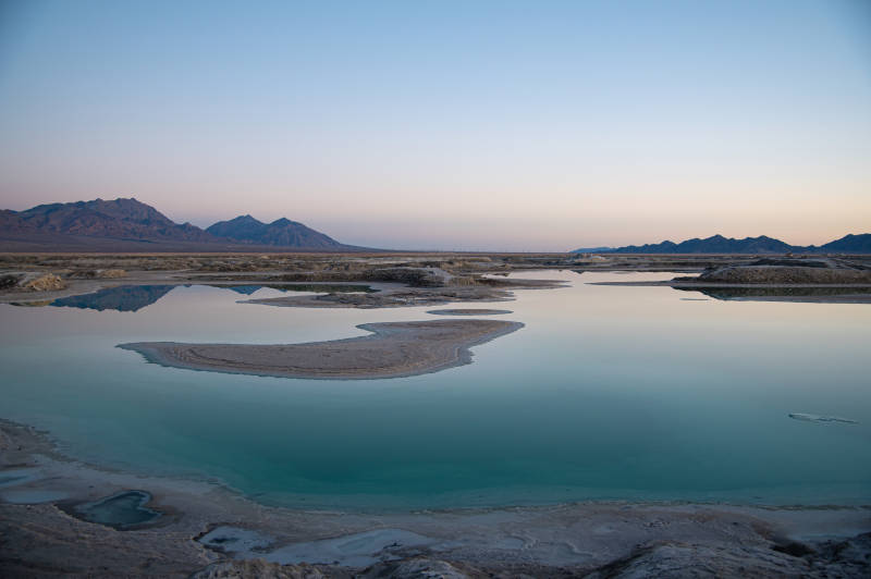 湖光山色盐湖静谧美图片