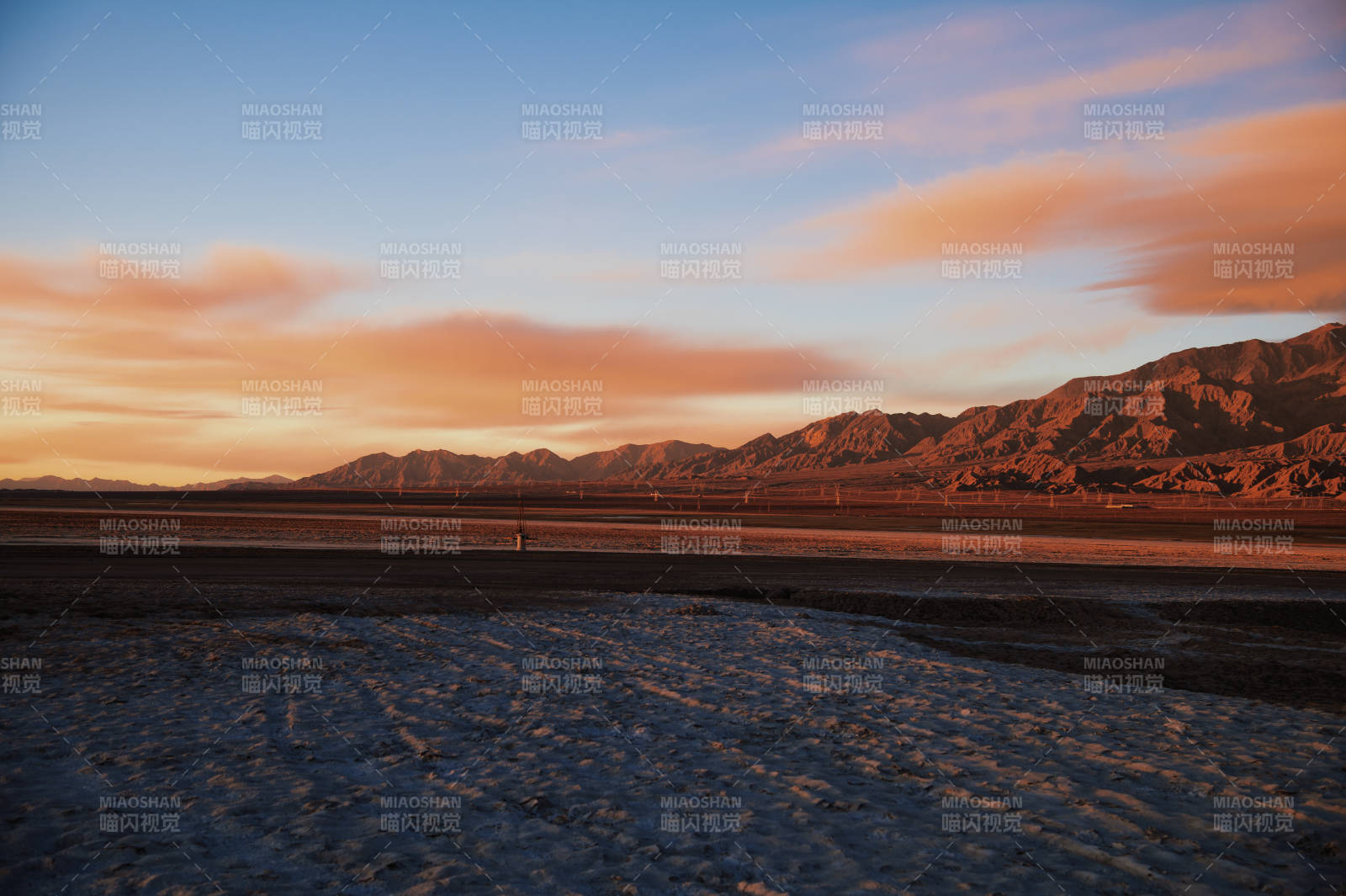 沙漠日落山影盐田图片
