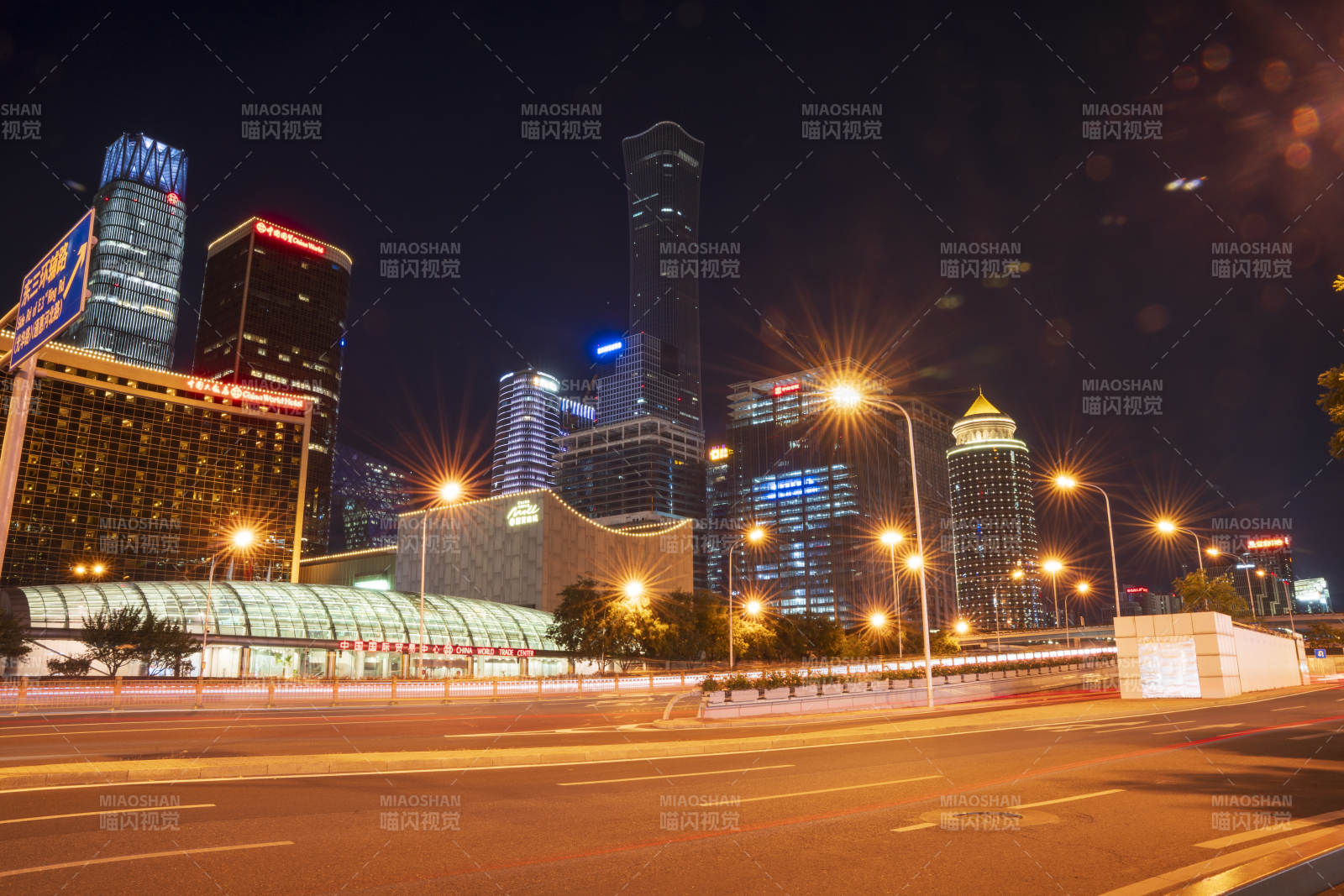 夜幕下的中国尊图片