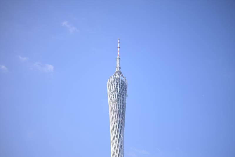 广州塔尖蓝天映图片