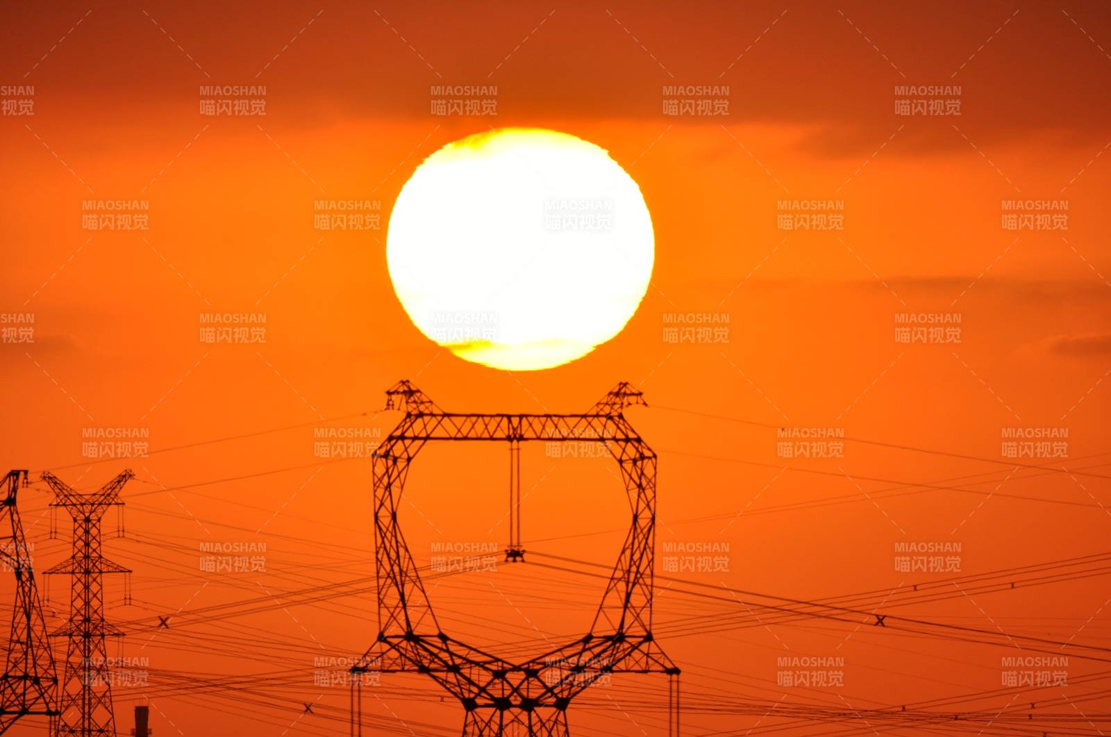 夕阳下的电力塔图片