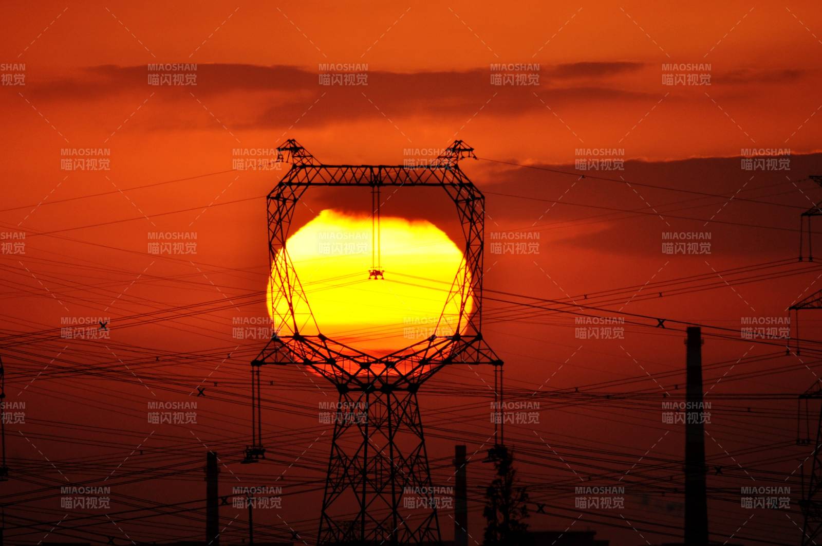 夕阳下的电力塔图片