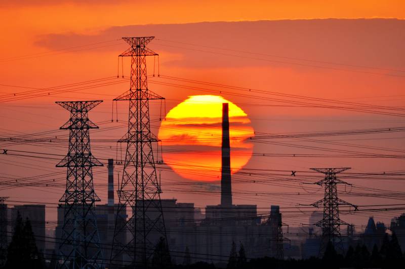夕阳下的电力塔图片