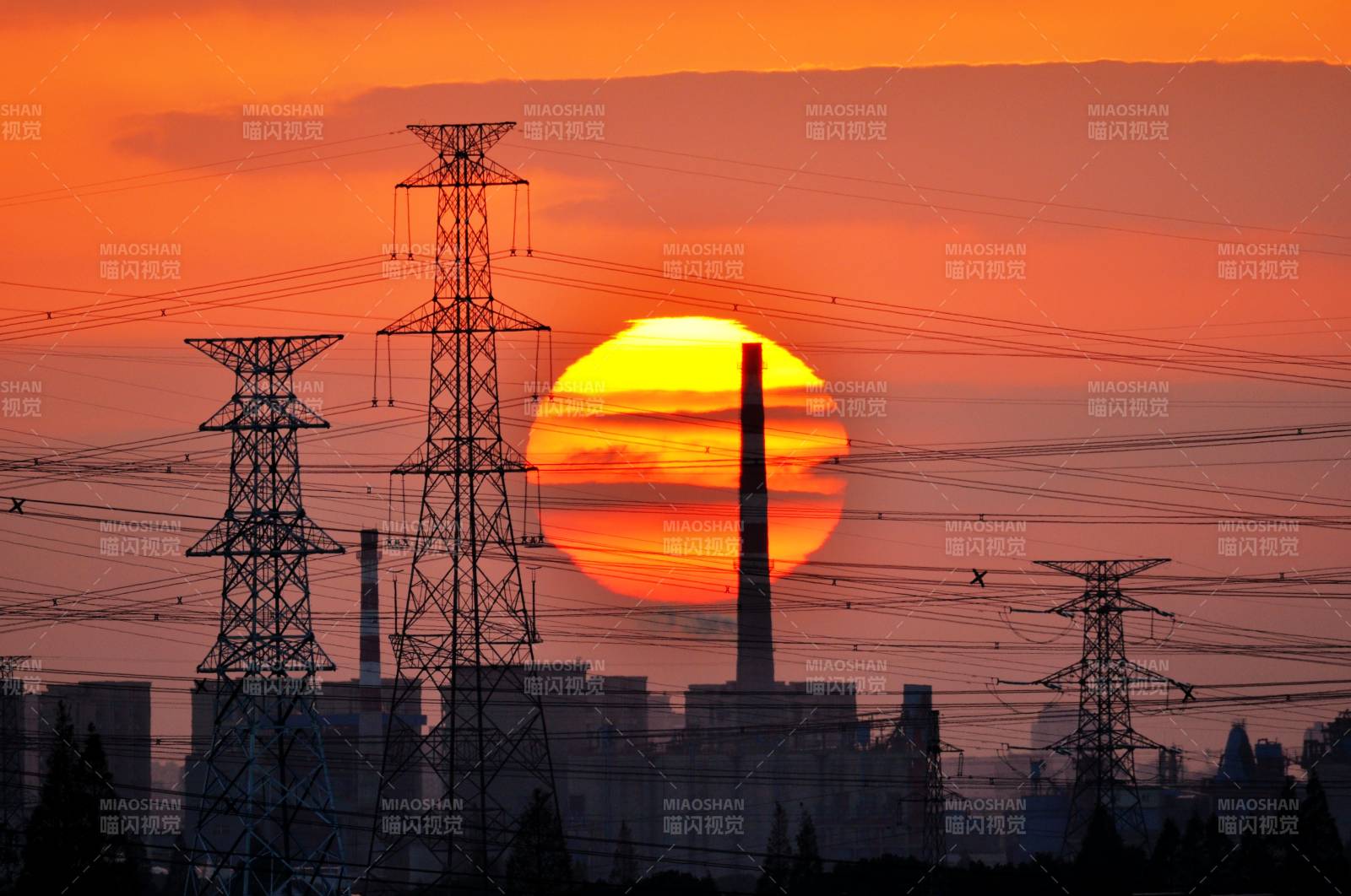 夕阳下的电力塔图片