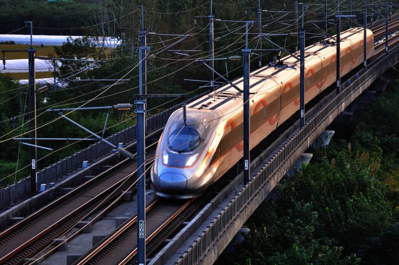 高速列车飞驰而过图片