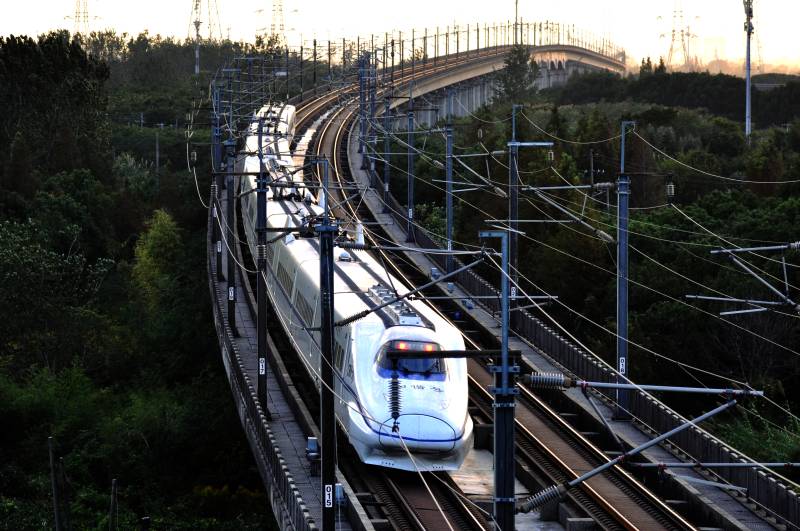 高速列车穿行林间图片