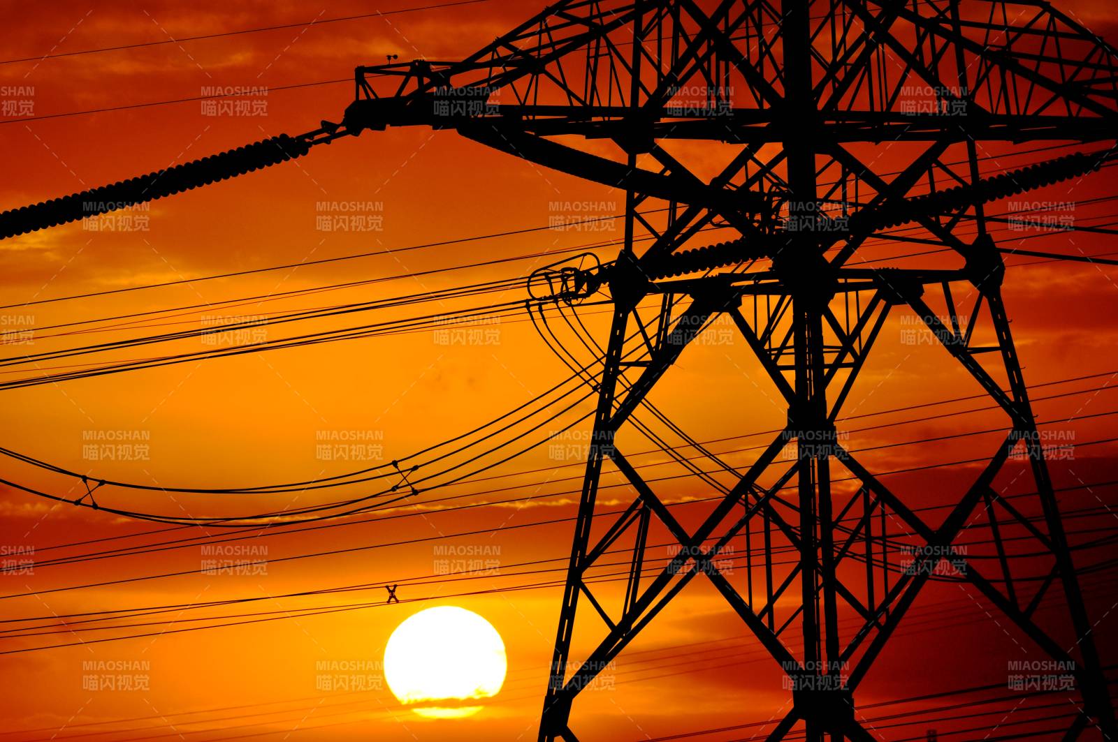 朝阳里的电力塔图片