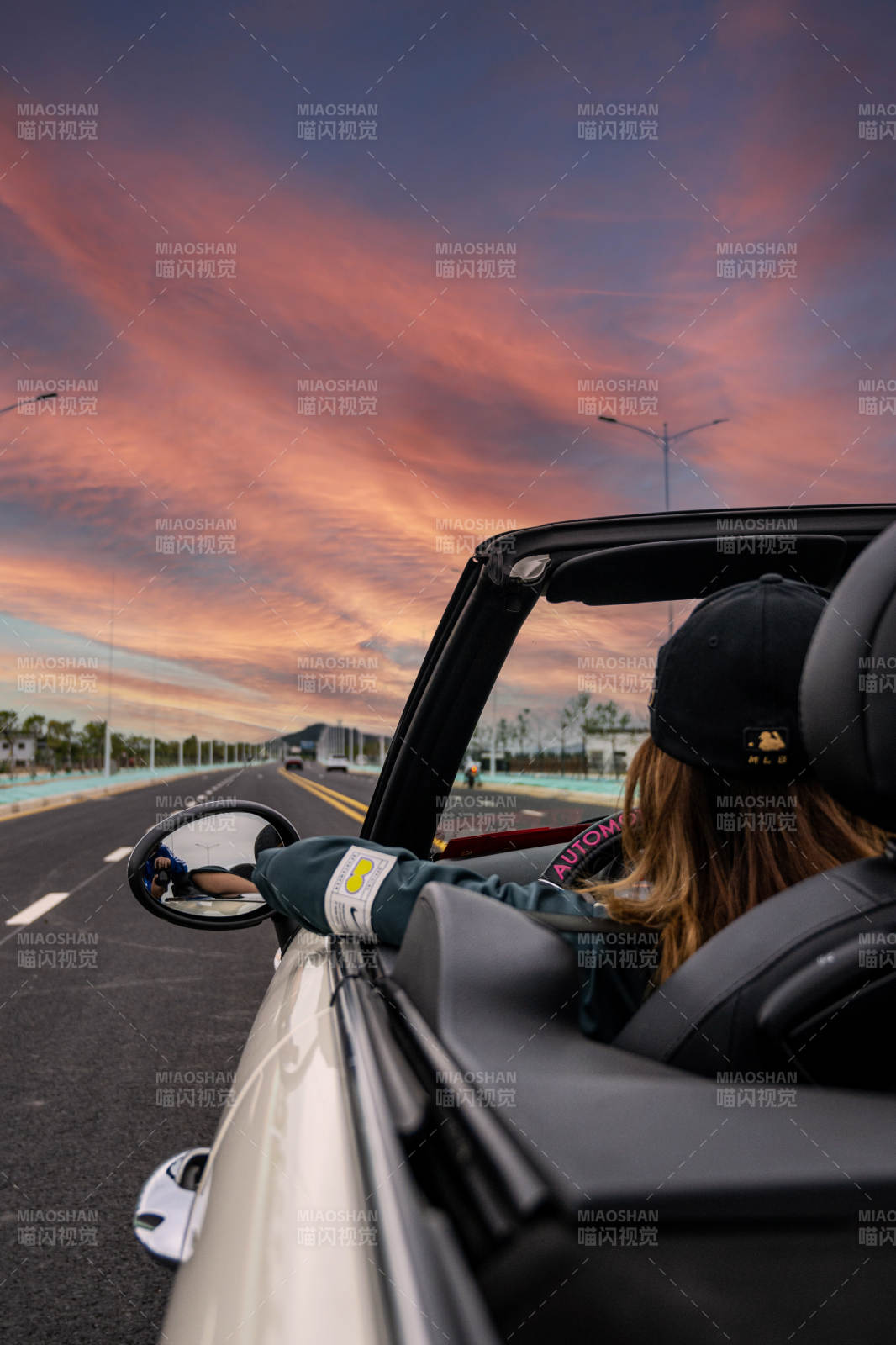 夕阳下的敞篷车旅图片