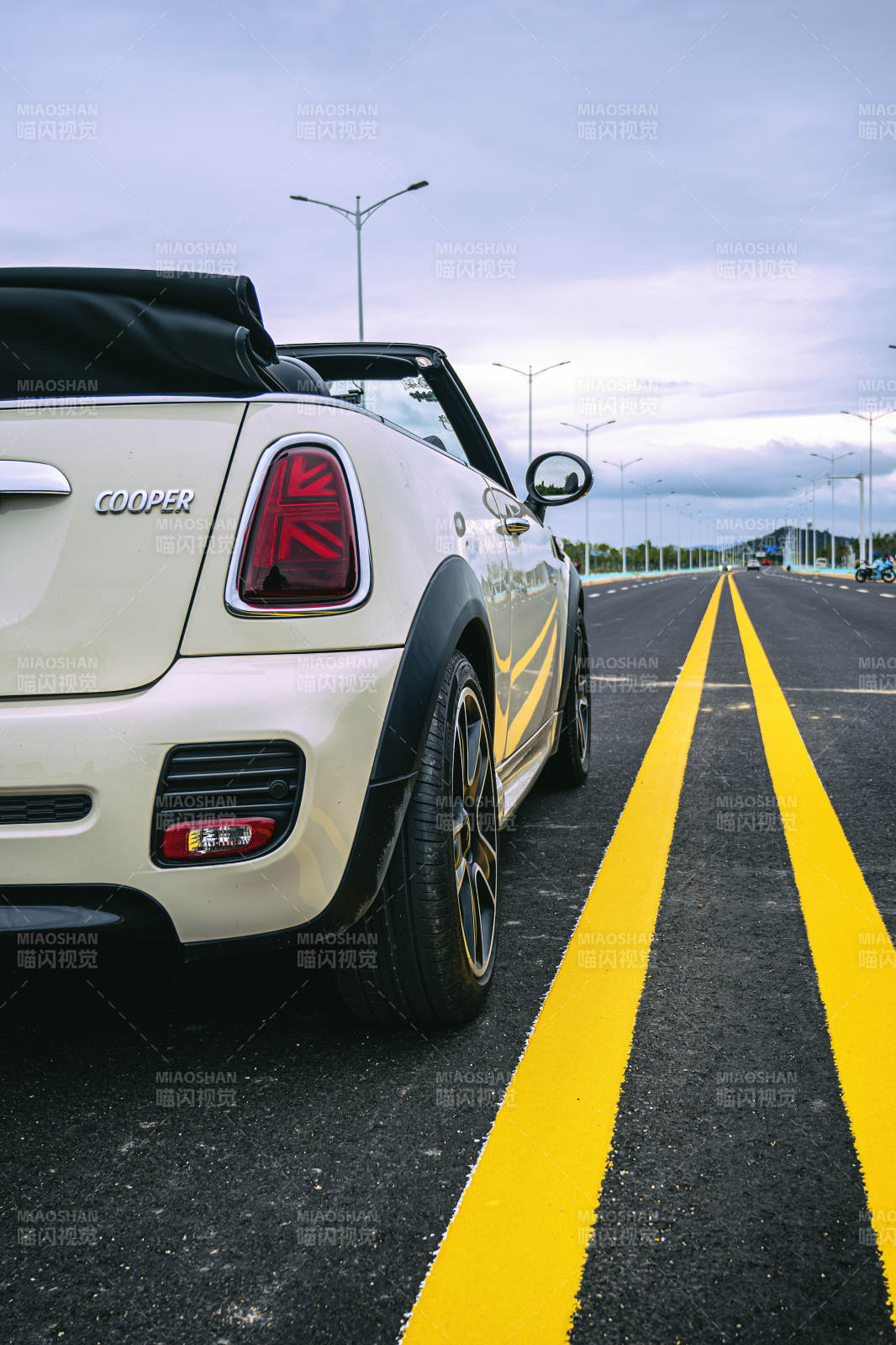 敞篷MINI驰骋公路图片