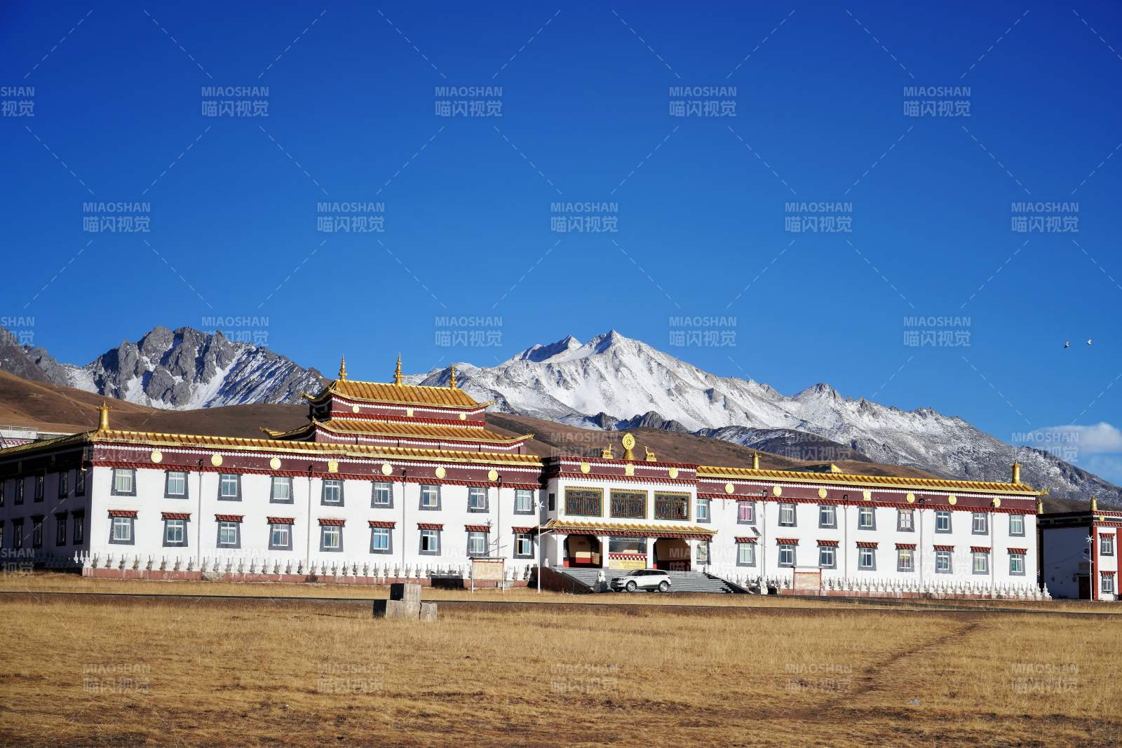 雪山下的木雅大寺图片