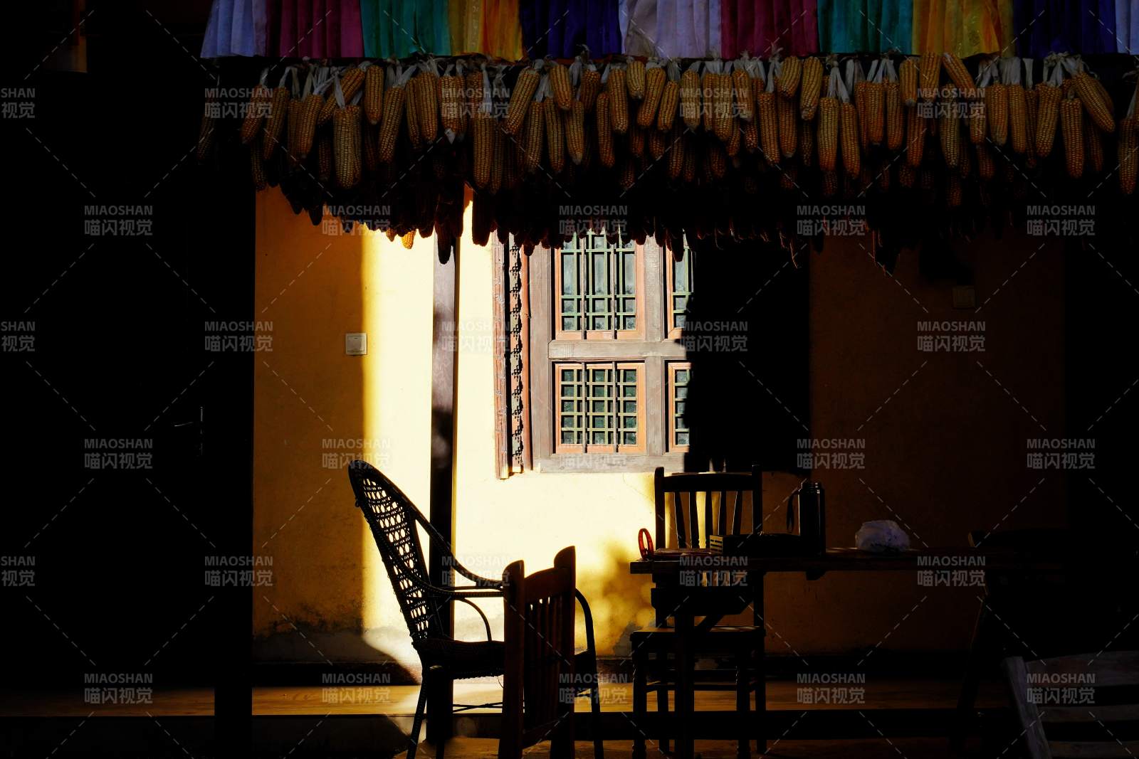 黄昏下的小屋角落图片