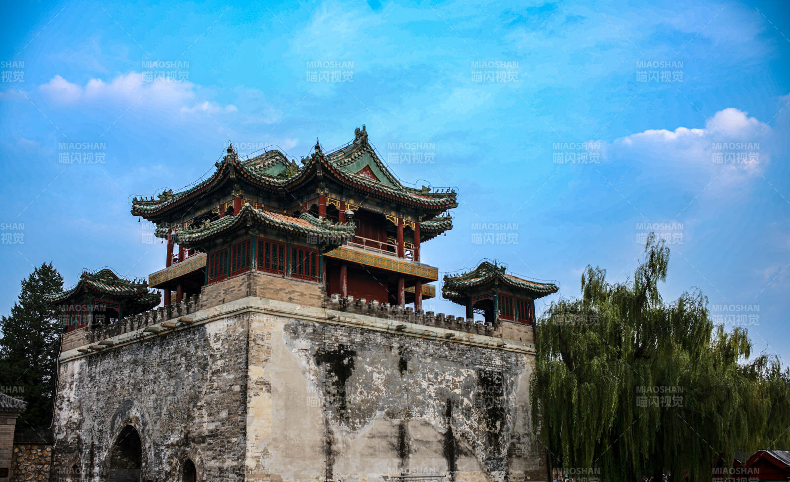 颐和园文昌阁—古塔巍峨映蓝天图片