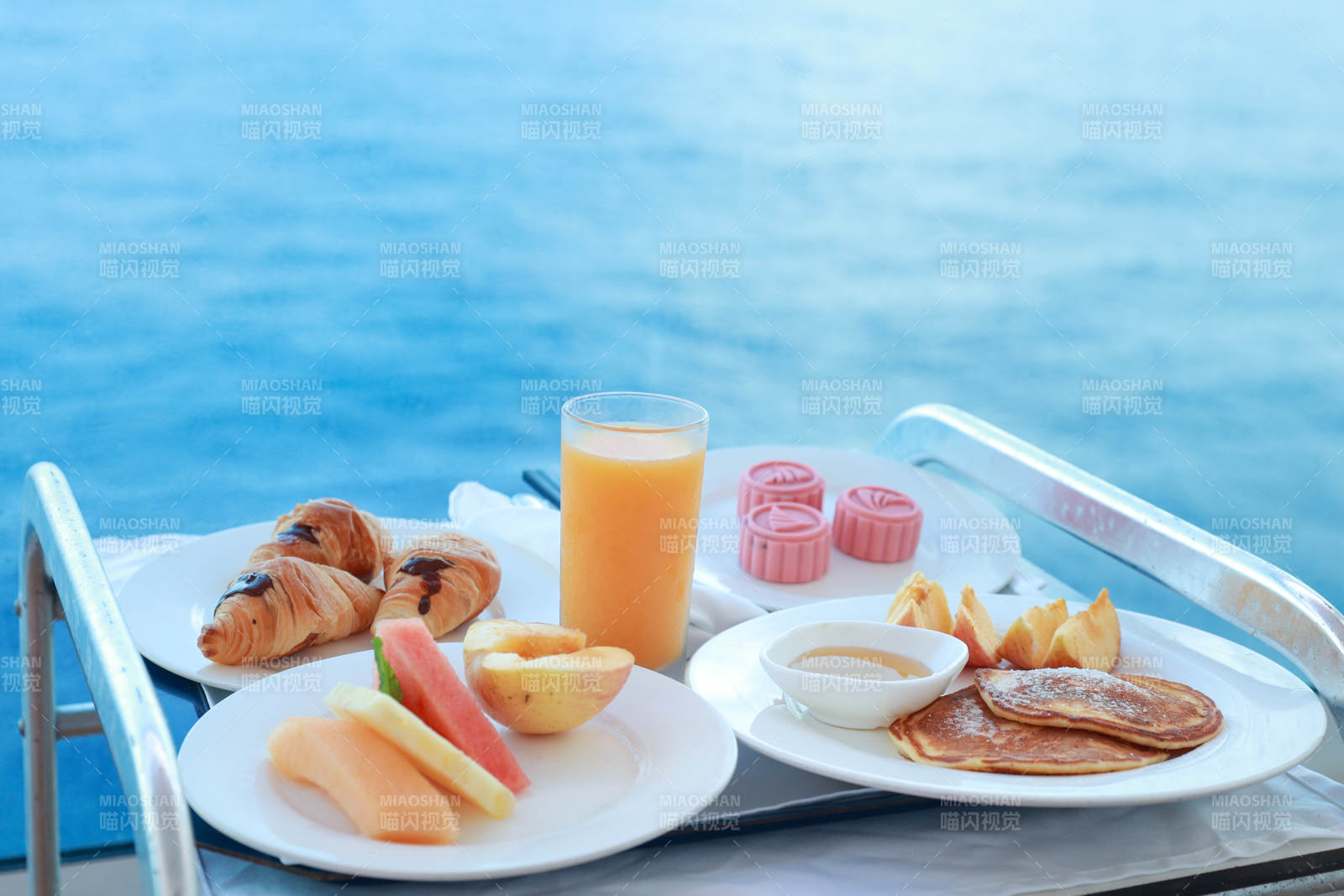 海边早餐时光图片