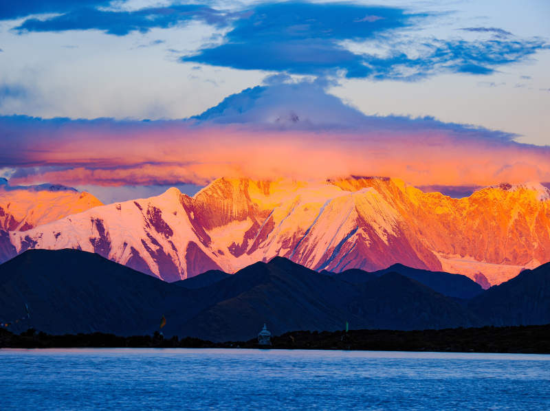 冷噶错和贡噶山日落图片