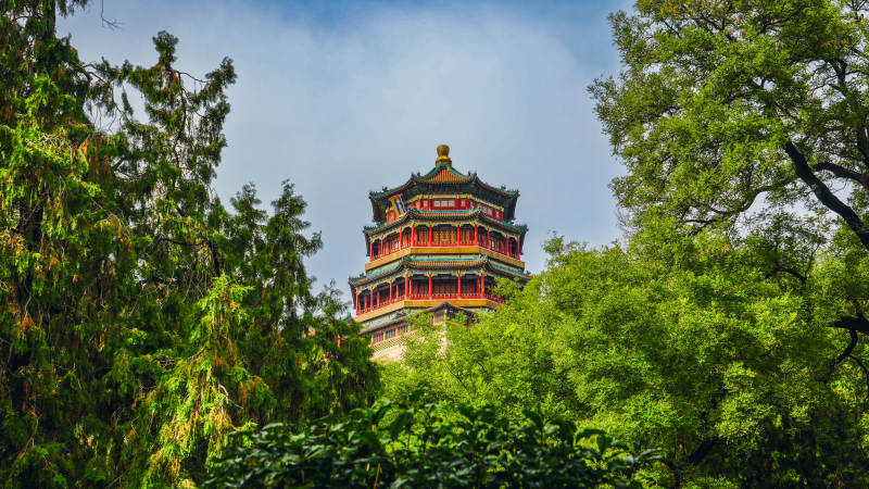 颐和园佛香阁古塔隐于绿树间图片