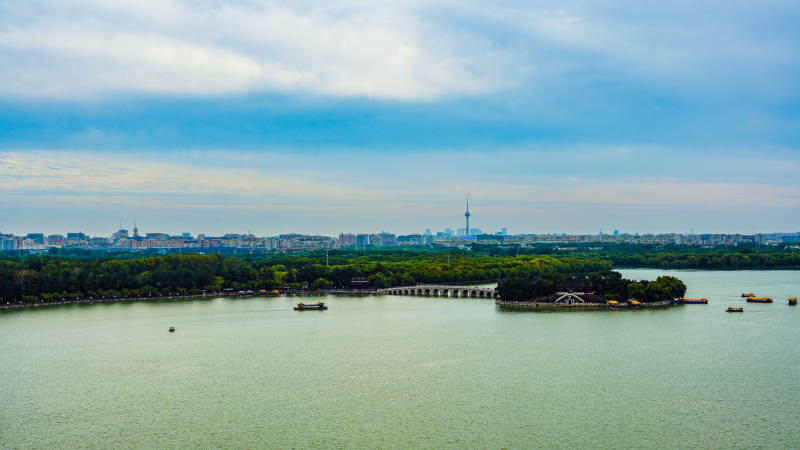 颐和园昆明湖湖光城影图片