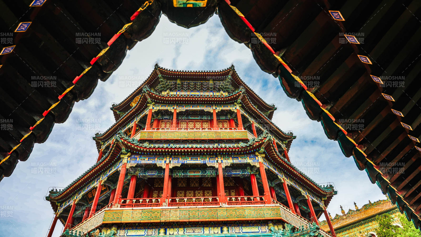 颐和园古塔飞檐映蓝天图片