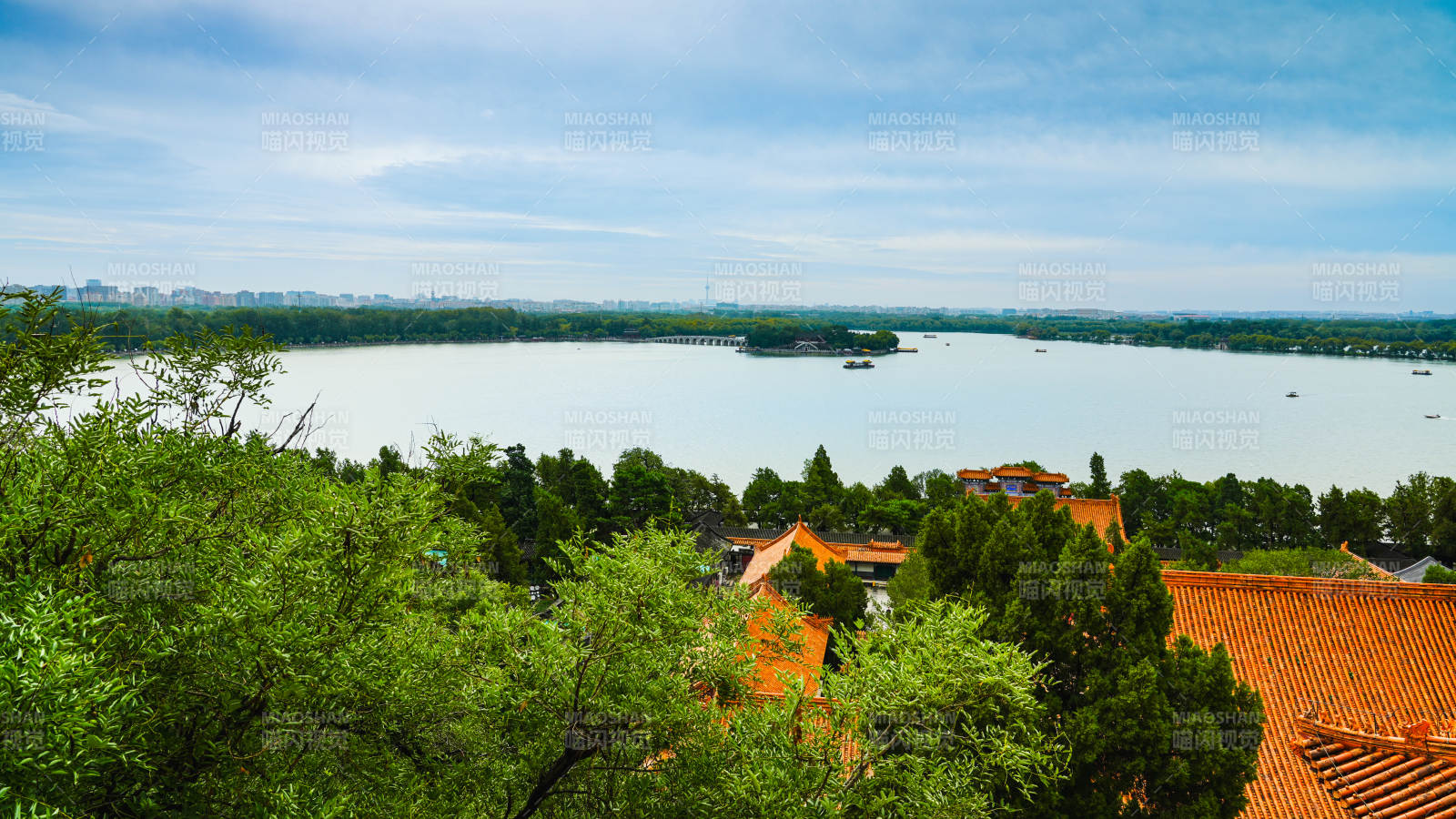 颐和园昆明湖湖光山色映古亭图片