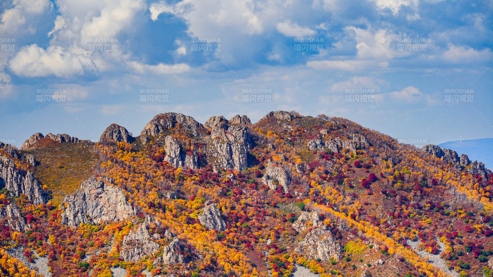 赤峰盔甲山秋山彩林图片