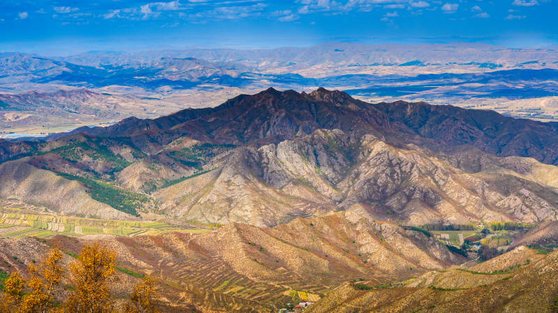 赤峰盔甲山山峦叠嶂 秋色宜人图片