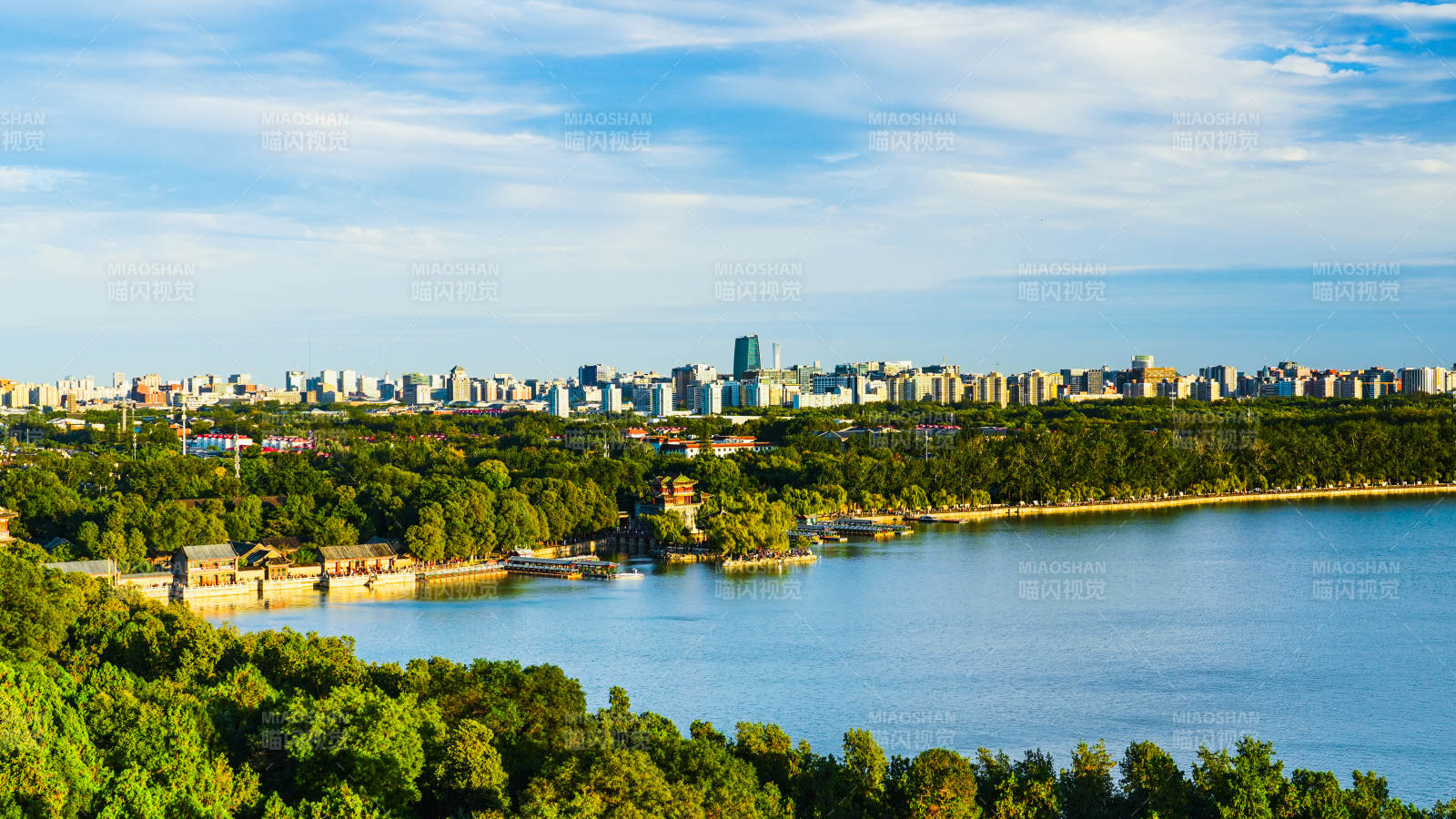 颐和园湖畔城市风光图片