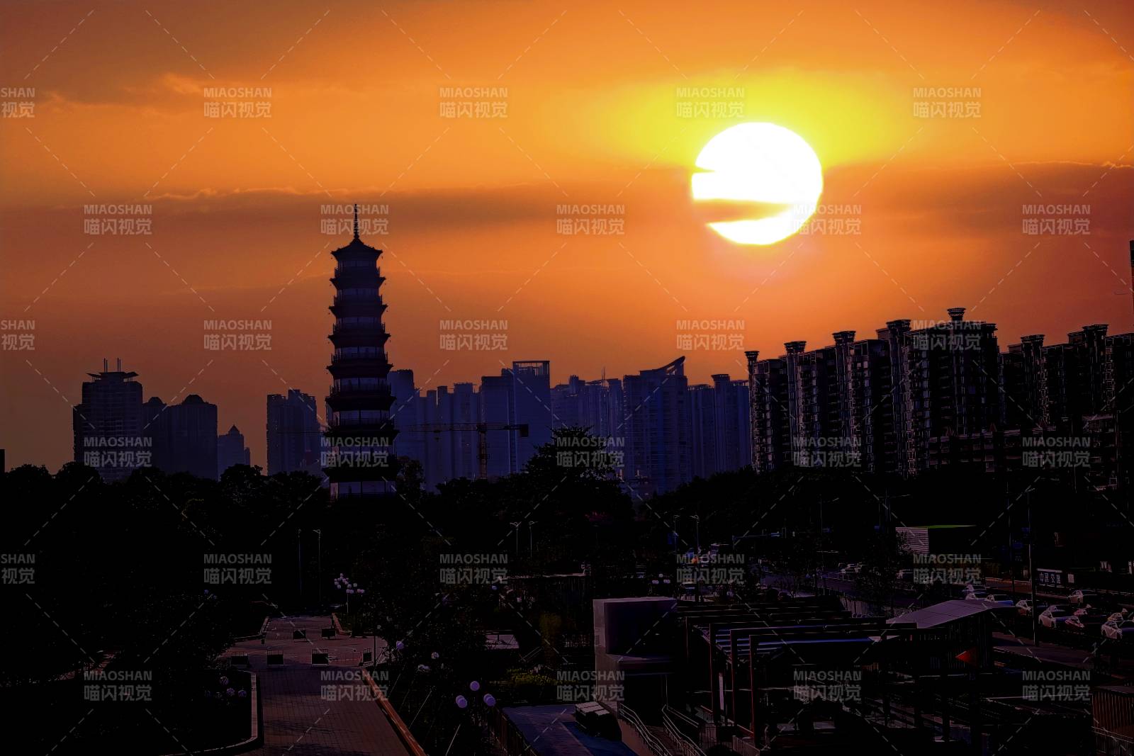 夕阳下的城市剪影图片