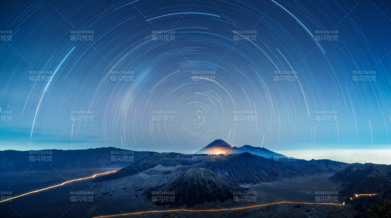 印尼布罗莫火山星轨图片