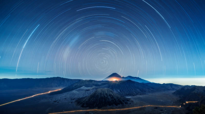 印尼布罗莫火山星轨图片