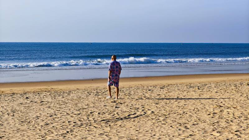 海南三亚沙滩上一个人走向南海图片