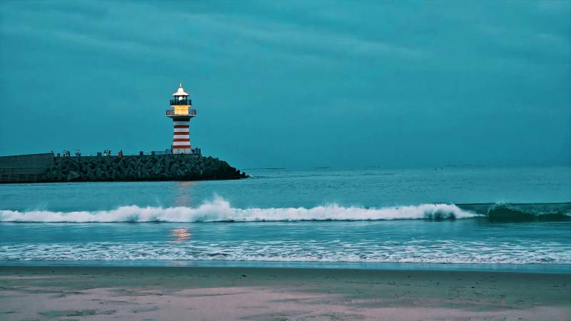 海南三亚的自由灯塔灯塔守望海天之间图片