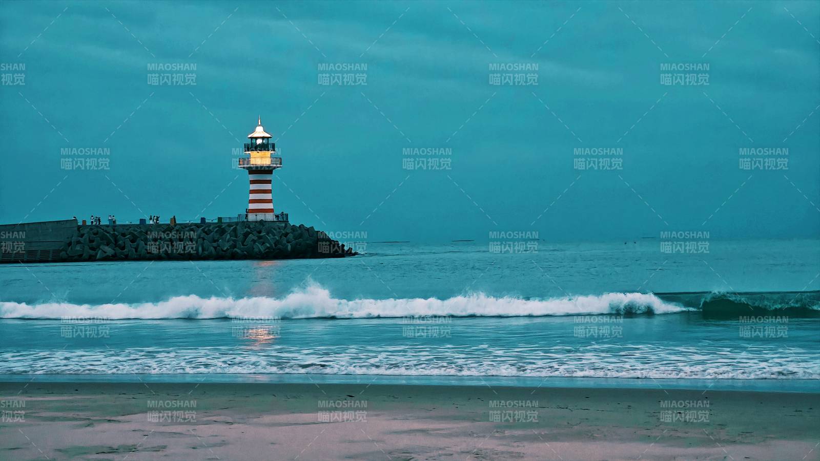海南三亚的自由灯塔灯塔守望海天之间图片