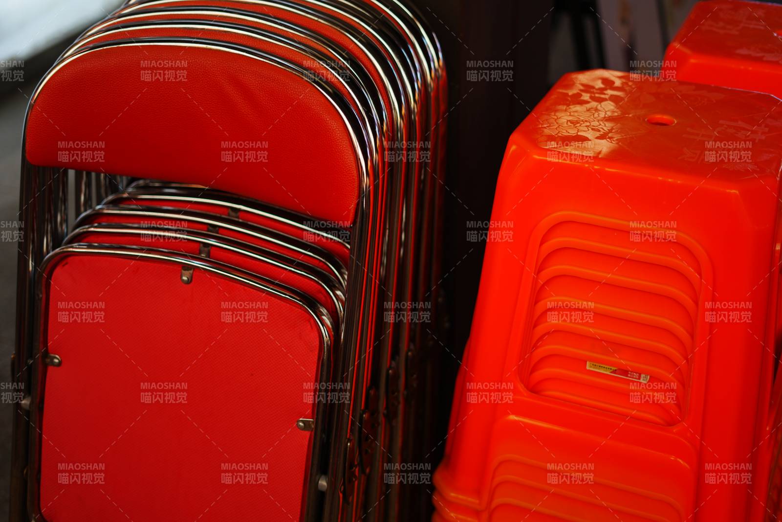 红色椅子与凳子堆叠图片