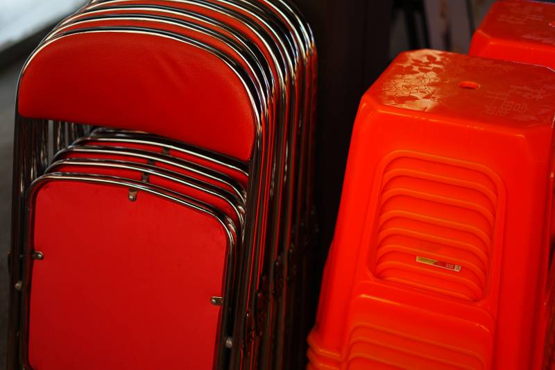 红色椅子与凳子堆叠图片