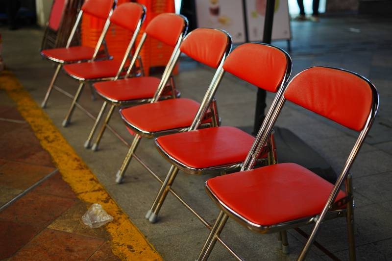 红色折叠椅排列整齐图片