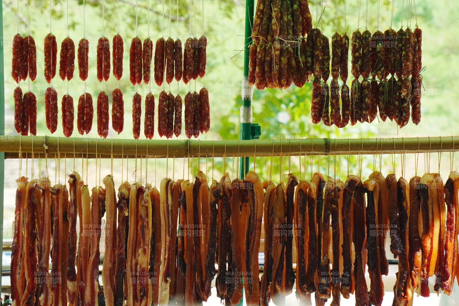 风干腊肉悬挂图图片