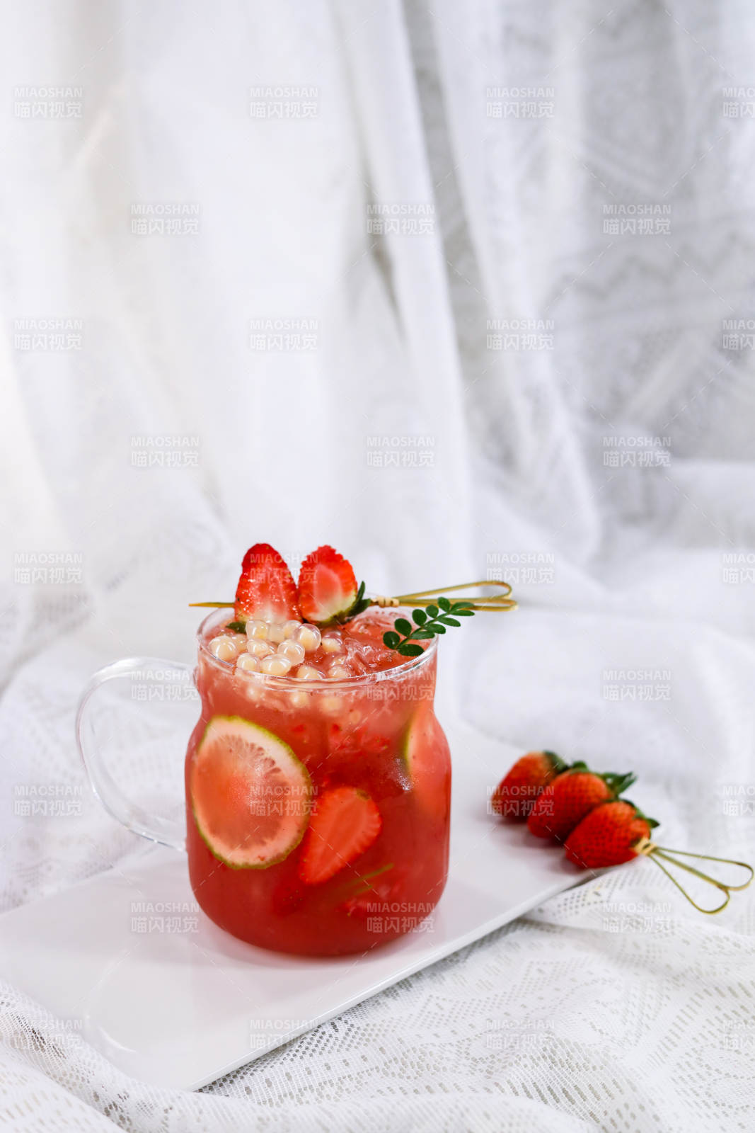 草莓柠檬饮品图片