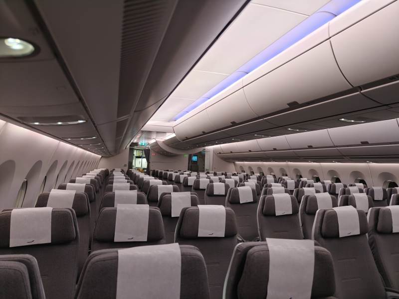 现代客机宽敞客舱图片