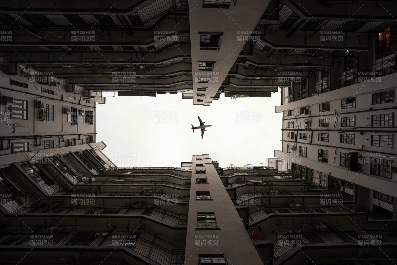 高楼夹缝中的飞机图片