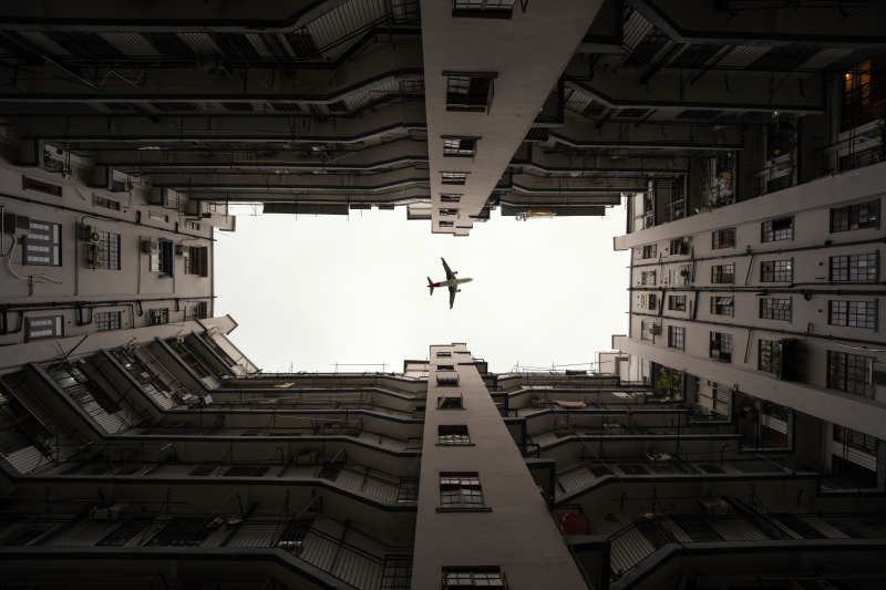 高楼夹缝中的飞机图片