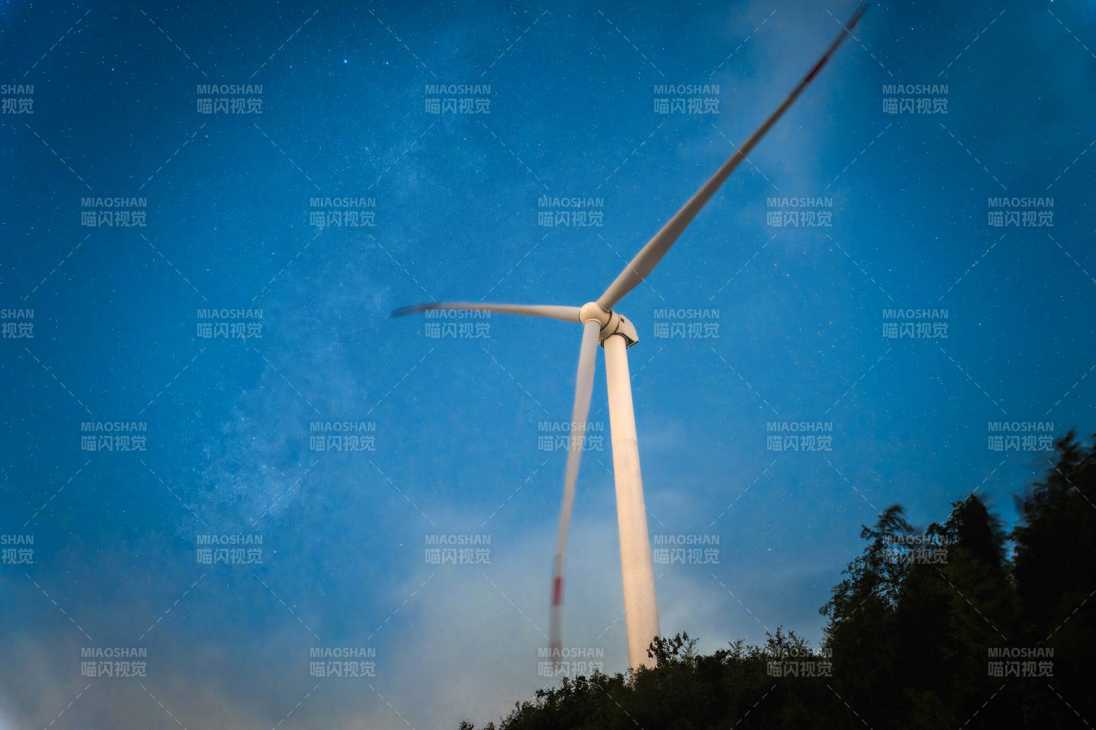 风车夜空下图片