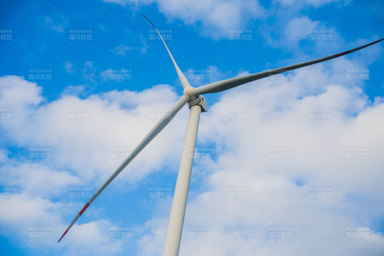 风车蓝天白云图片