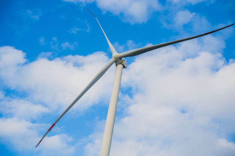 风车蓝天白云图片