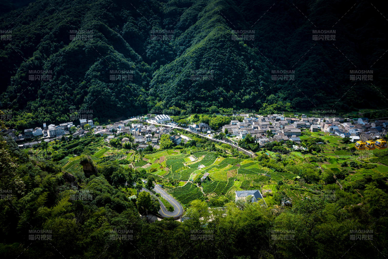 雁荡山山间小镇风光图片