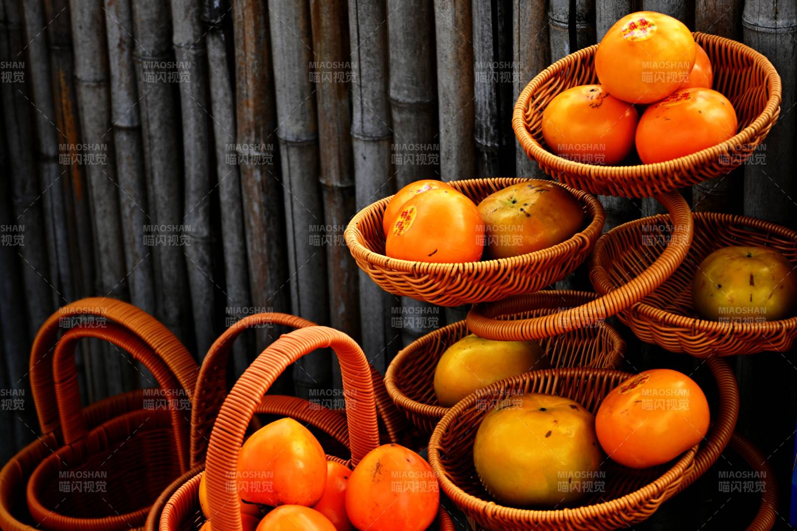 橙黄柿子篮中盛图片
