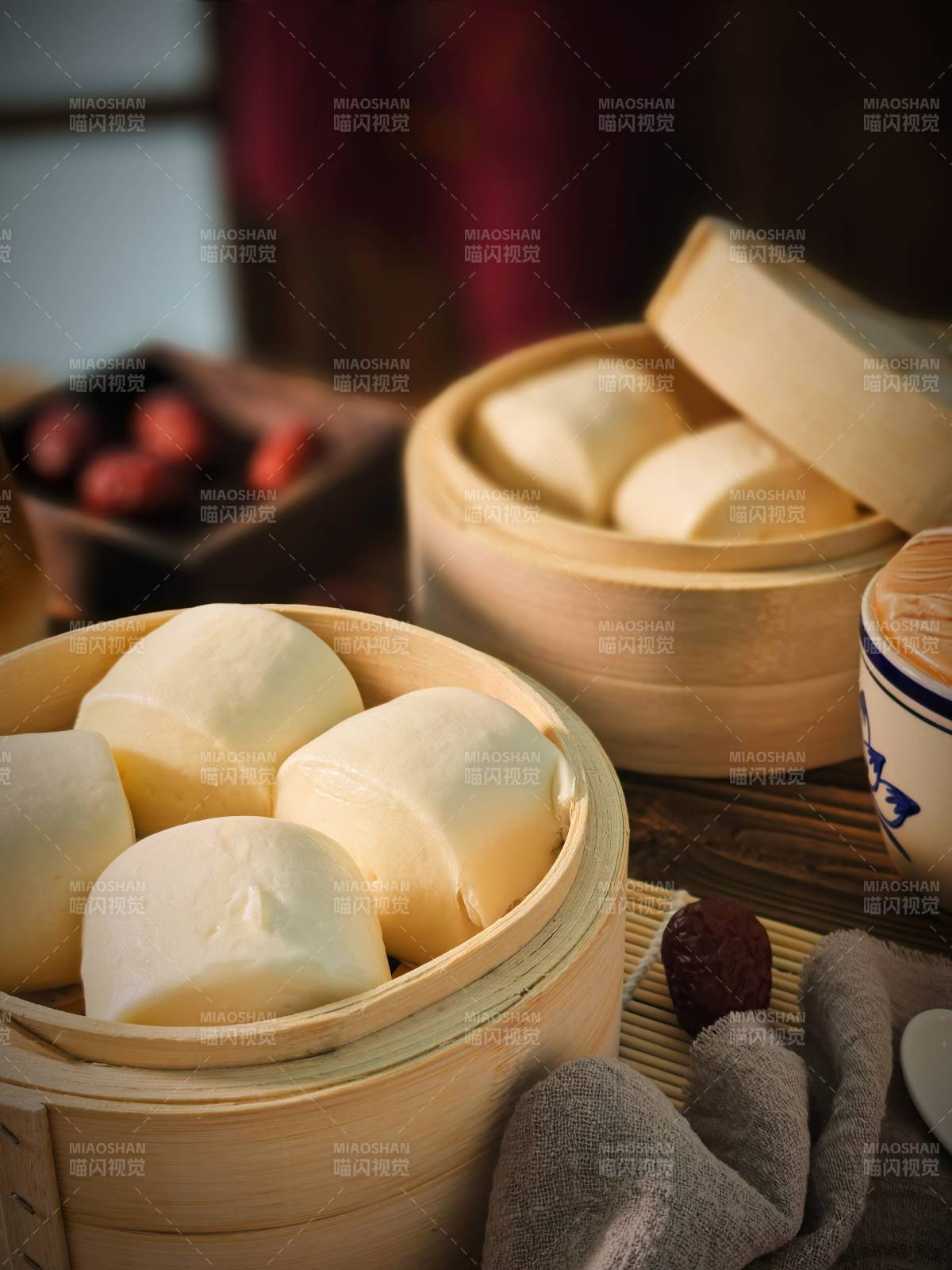 蒸笼里的白馒头图片